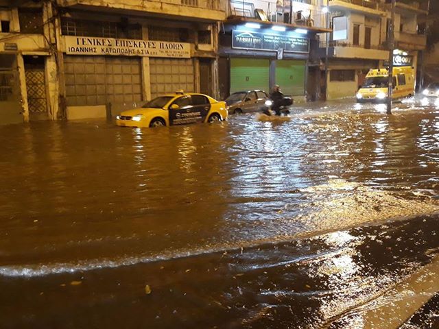 «Βουλιάζει» η Αθήνα – Αυτοκίνητα «κολυμπάνε» στο Κερατσίνι (βίντεο, εικόνες)