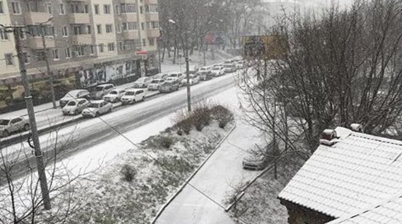 Πάνω από 250 τροχαία στο Βλαδιβοστόκ λόγω σφοδρής χιονόπτωσης (βίντεο)