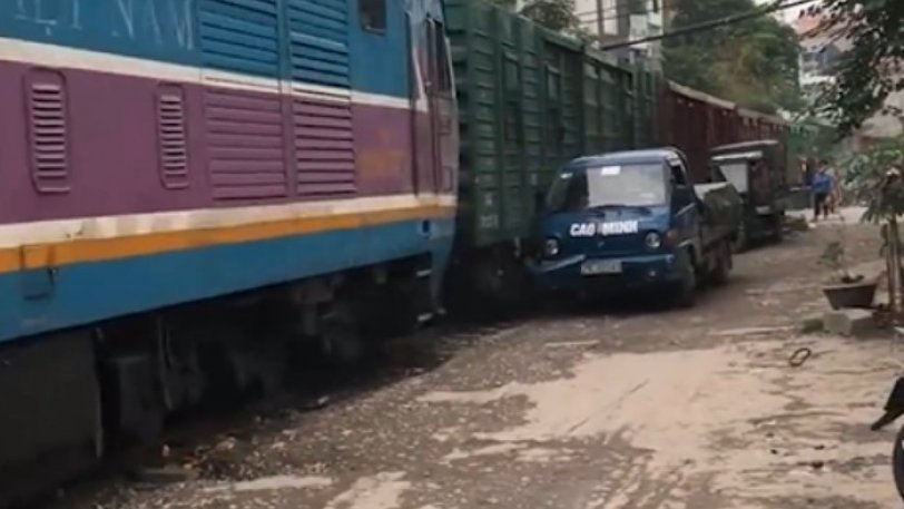 Πάρκαρε ακριβώς δίπλα στις γραμμές του τρένου και…(βίντεο)