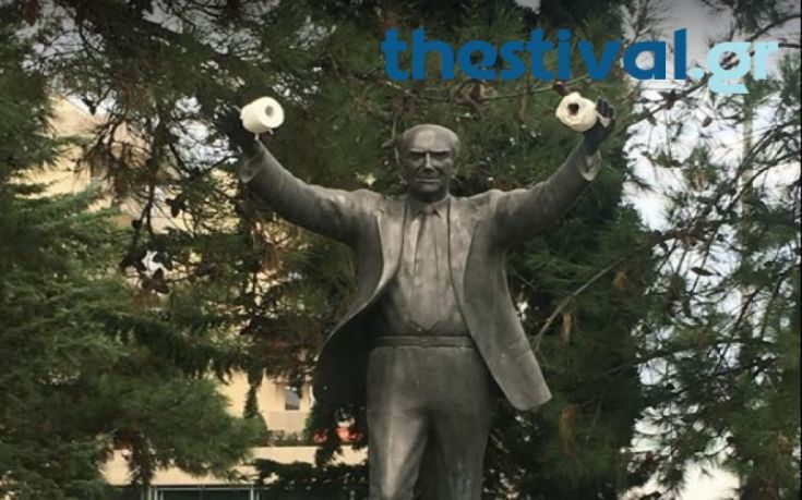 Θεσσαλονίκη: Κρέμασαν χαρτιά υγείας στο άγαλμα του Ανδρέα Παπανδρέου