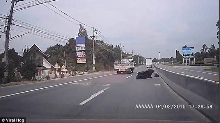 Οδηγός παραλίγο να χάσει τη ζωή του όταν μια σακούλα κόλλησε στο παρμπρίζ του αυτοκινήτου (βίντεο)