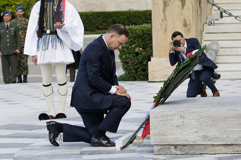 Ο Πολωνός Πρόεδρος γονάτισε μπροστά στο Μνημείο του Αγνώστου Στρατιώτη (φωτό)