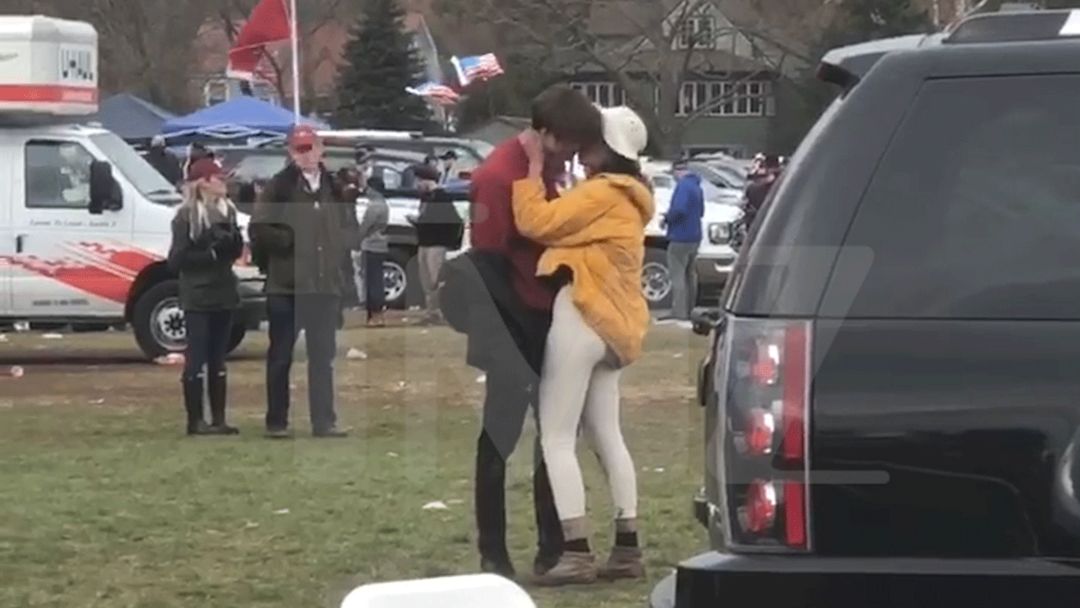 Καυτά φιλιά της κόρης του Μπ. Ομπάμα σε αγώνα ποδοσφαίρου Χάρβαρντ εναντίον Γιέιλ (βίντεο)