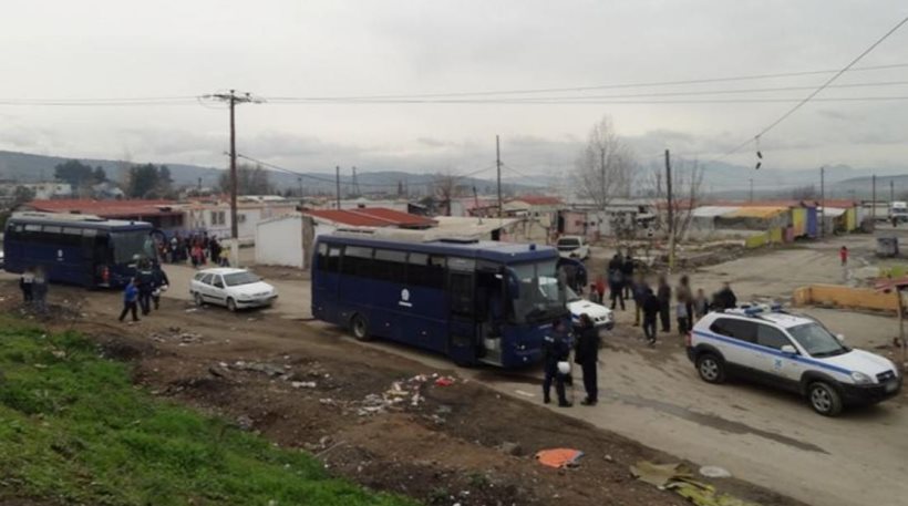 Τσιγγάνοι επιτέθηκαν σε αστυνομικούς στη Θήβα