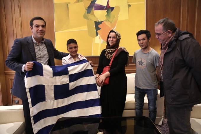 Η Σημαία που δόθηκε στον Αμίρ δεν ήταν «δώρο» του Α.Τσίπρα: Την πλήρωσαν οι Ελληνες φορολογούμενοι!