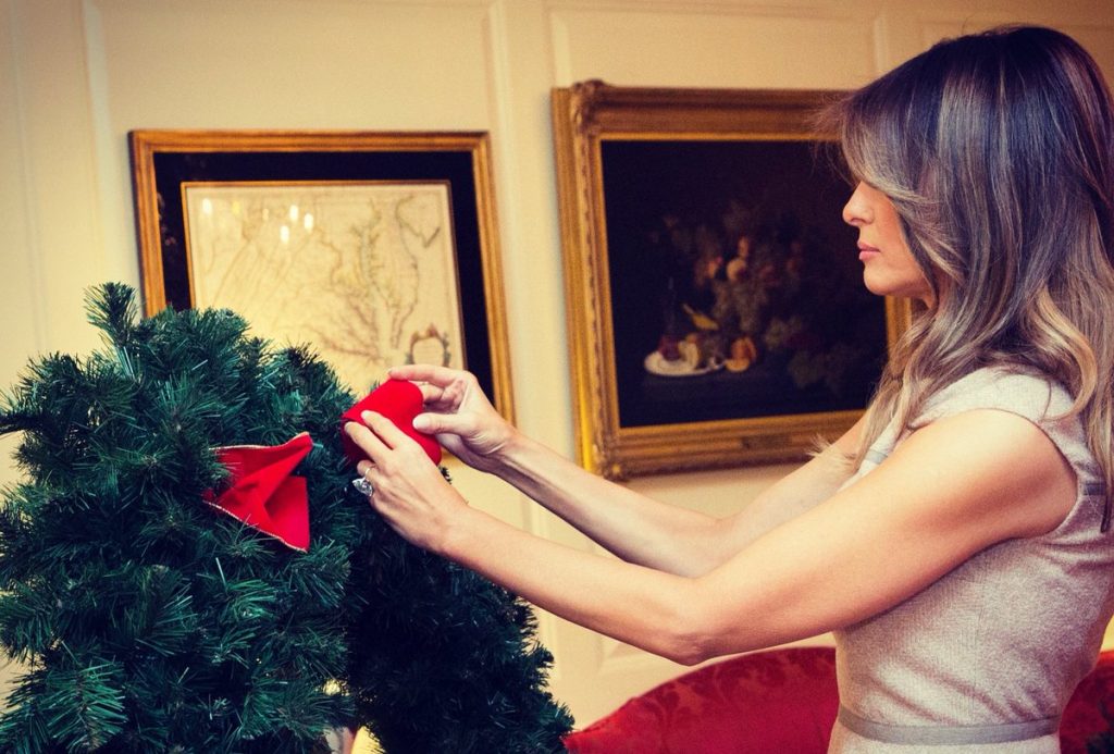 Σε χριστουγεννιάτικο πνεύμα η Μελάνια Τραμπ – Στολίζει τον Λευκό Οίκο! (φωτό)