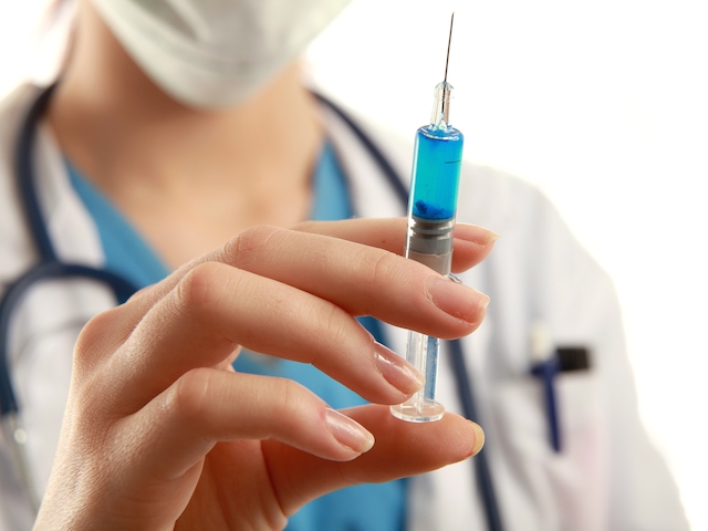Ευρωπαίος Επίτροπος Υγείας: «Όσοι τάσσονται κατά των εμβολίων να κάνουν μια βόλτα στα νεκροταφεία»