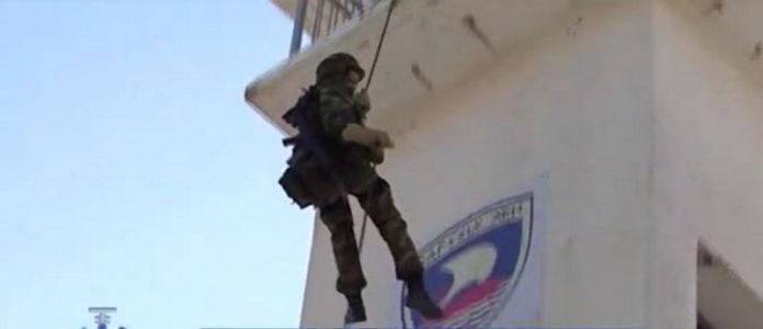 Δείτε την Αμαζόνα των Πεζοναυτών που σώζει ζωές (βίντεο)