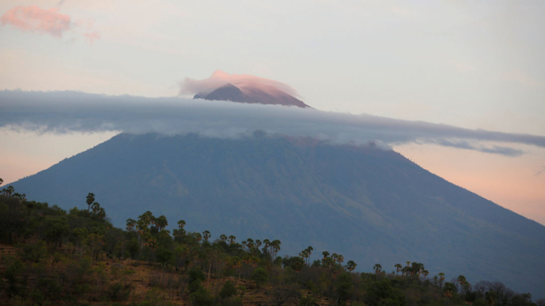 Έτοιμο να εκραγεί το ηφαίστειο Agung στο Μπαλί – Διακόπηκαν οι πτήσεις (βίντεο)