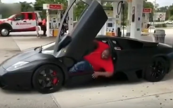 Βίντεο: «Ευτραφής» Αφροαμερικανός αγόρασε την Lamborghini των ονείρων του αλλά … δεν χωράει να μπει μέσα!
