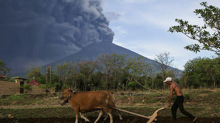 Ακύρωση δεκάδων πτήσεων στο στο Μπαλί της Ινδονησίας εξαιτίας του καπνού από το ηφαίστειο Αγκούνγκ
