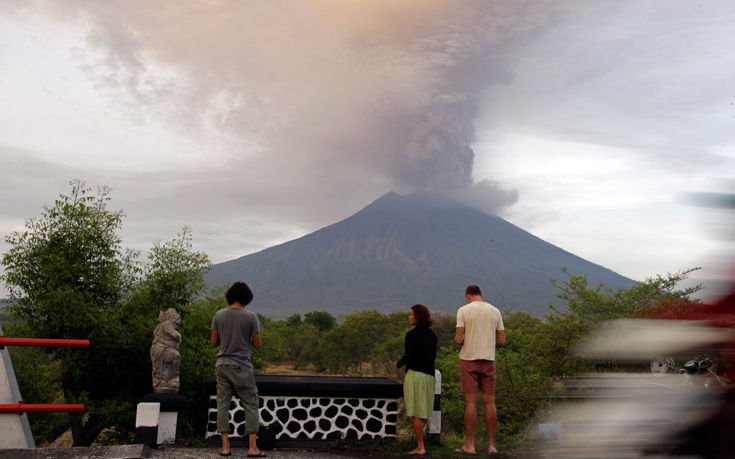Ινδονησία: Συναγερμός στο Μπαλί από άμεση μεγάλη έκρηξη του ηφαιστείου Αγκούνγκ (βίντεο)
