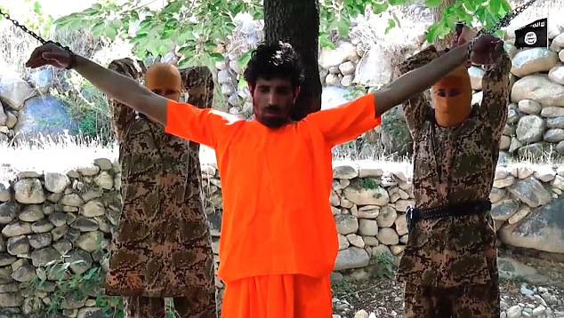 Νέο προπαγανδιστικό βίντεο του ISIS: Ανήλικα αγόρια κόβουν με χατζάρες χέρια και κεφάλι «κατασκόπου»!