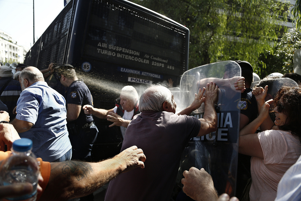 Ιατρικός Σύλλογος Αθηνών: «Η ρίψη δακρυγόνων σε κλειστό χώρο απαγορεύεται»