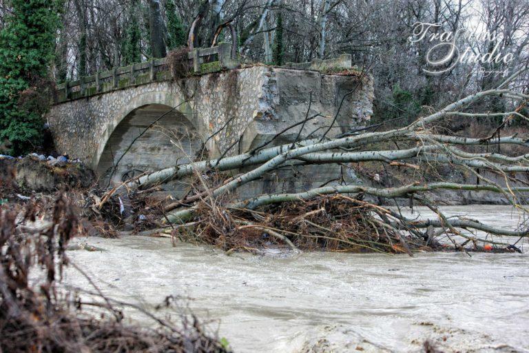 Κατέρρευσε το ιστορικό γεφύρι της Ποριάς στην Καστοριά (φωτό,βίντεο)