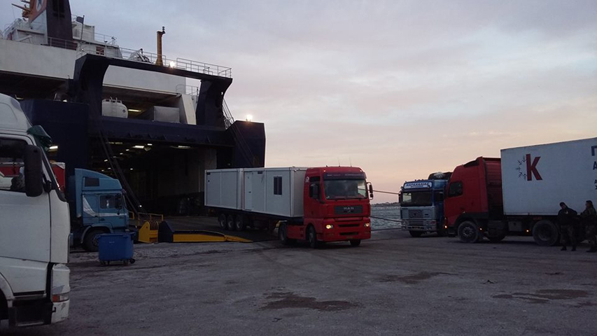 Μυτιλήνη: Ο Δήμος απέκλεισε με αυτοκίνητα τα κοντέινερ για τους πρόσφυγες (φωτό)