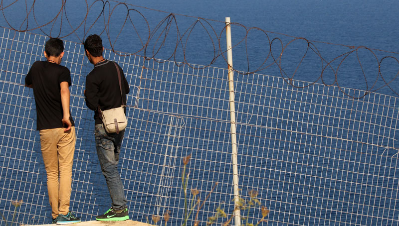 Λέσβος: Παράνομοι μετανάστες «έβγαλαν» μαχαίρι σε νεαρό Έλληνα σε μπαρ – Αντιστάθηκαν της σύλληψης