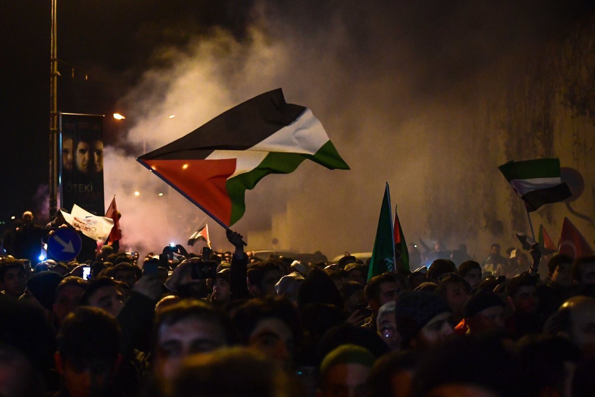 «Ξεκίνησαν τα πανηγύρια»: Μαζική διαδήλωση στην Κων/πολη κατά της απόφασης Τραμπ για την Ιερουσαλήμ