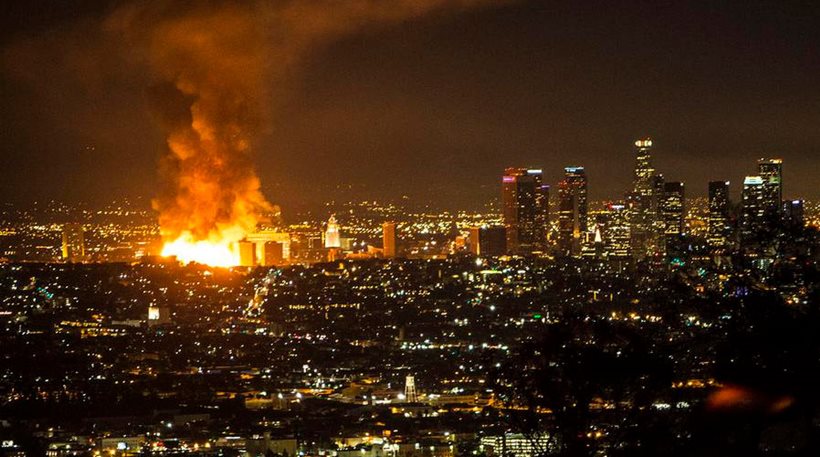 Εκκενώνονται περιοχές στο Λος Άντζελες λόγω της ισχυρής πυρκαγιάς