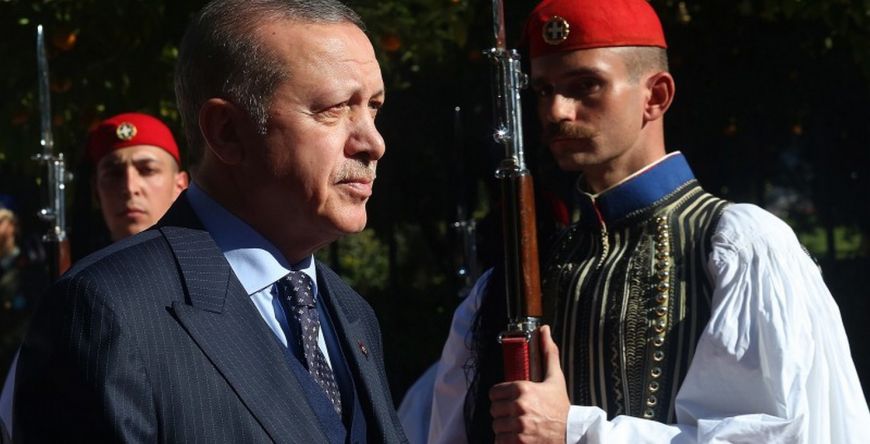 Γιατί ο Ρ.Τ. Ερντογάν απέφυγε να κοιτάξει τους Εύζωνες της Προεδρικής Φρουράς; (βίντεο)