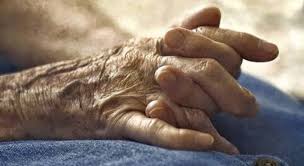 Τρόμος στο Κορακόνερο της Ρόδου: Λήστεψαν 92χρονη μέσα στον ύπνο της