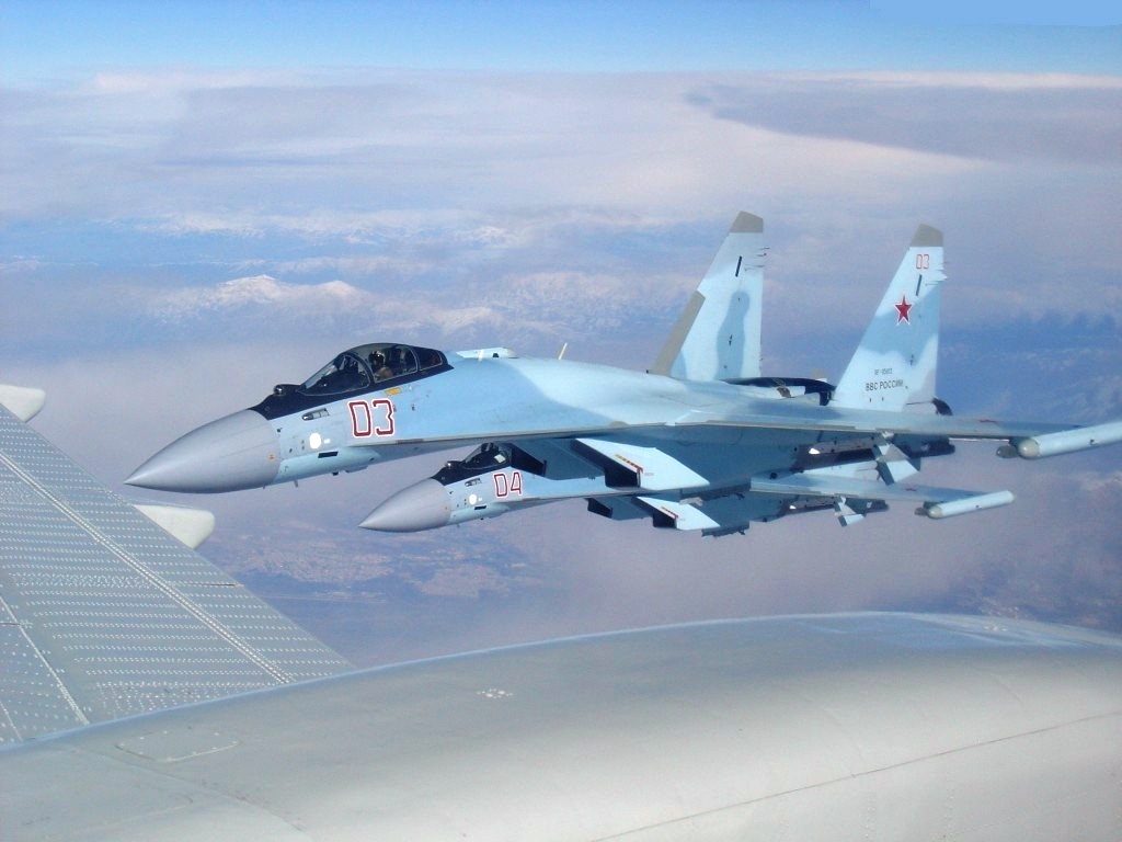 Βίντεο: Su-30SM συνοδεύουν το αεροσκάφος του Β.Πούτιν πάνω από τη Συρία