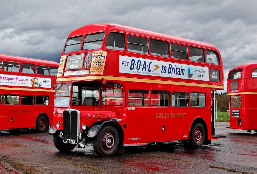 Δείτε πως κατέστρεφαν τα θρυλικά κόκκινα λεωφορεία στο Λονδίνο του ’50! (βίντεο)