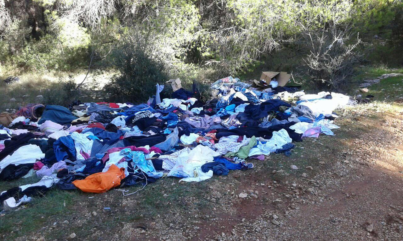 Τι συμβαίνει στην Μάνδρα; – Πετάνε στο δάσος τα ρούχα που στέλνουν για βοήθεια οι πολίτες