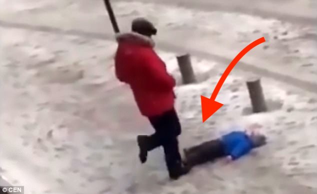 Βίντεο: Ο γιος του έπεσε στο χιόνι και αυτός άρχισε να τον κλωτσά!