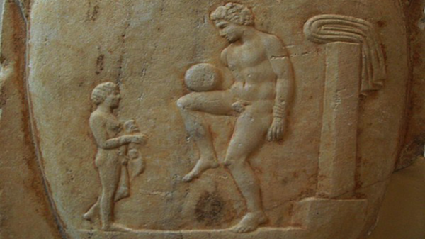 Όταν στην αρχαία Ελλάδα έπαιζαν … ποδόσφαιρο (φωτό)