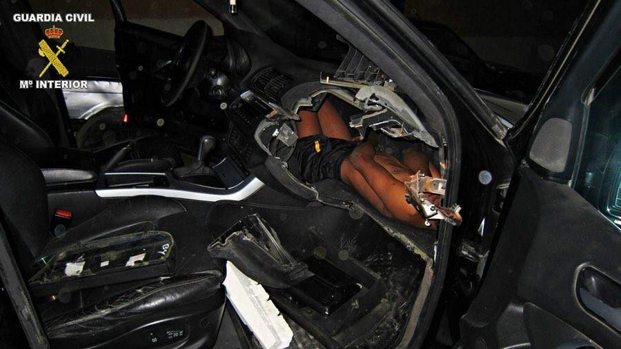 Β. Αφρική: Άντρας έκρυψε παιδί στο ταμπλό του αυτοκινήτου για να το περάσει λαθραία (φωτό)