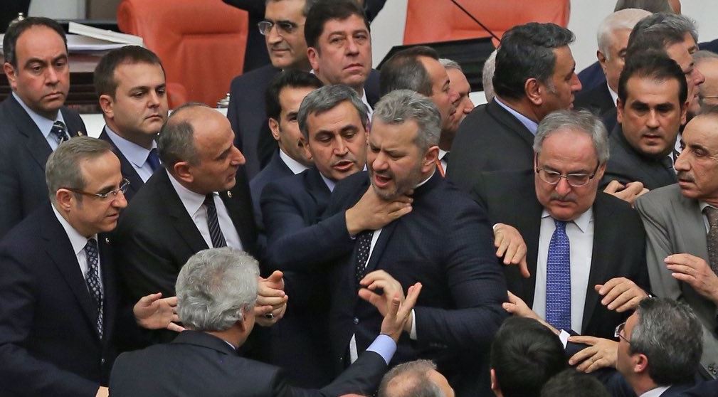 Χαμός ξανά στο τουρκικό κοινοβούλιο- Σπρωξίματα και βρισιές μεταξύ βουλευτών (φωτο)