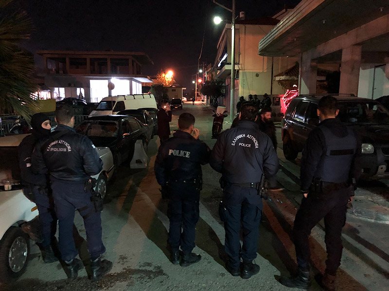 Ακόμα «τρώνε ξύλο» οι αστυνομικοί στο Α.Τ. Φυλής: 9 τραυματίες και κατάληψη του Τμήματος από αθίγγανους!