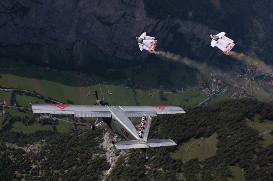 Βουτιά από ύψος 4.000 μ. στις Ελβετικές Άλπεις και προσγείωση σε αεροσκάφος εν πτήση! (βίντεο)