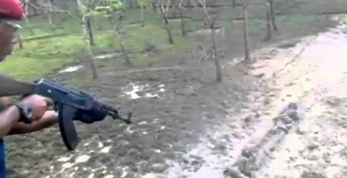 Η επικίνδυνη εκπαίδευση του Ινδονησιακού Στρατού με πραγματικά πυρά (βίντεο)