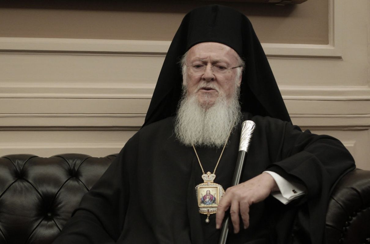 Αυτός είναι ο κουρέας αδελφός του Οικουμενικού Πατριάρχη (βίντεο)