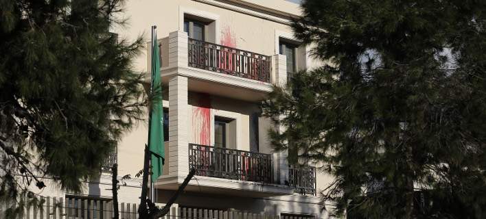 Το «χτύπημα» του Ρουβίκωνα στην πρεσβεία της Σ. Αραβίας άφησε σπασμένα τζάμια και τοίχους με κόκκινες μπογιές (φωτό)