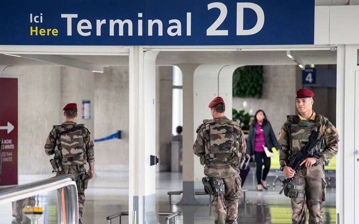 Άστεγος πήρε 300.000 ευρώ από το αεροδρόμιο του Παρισιού