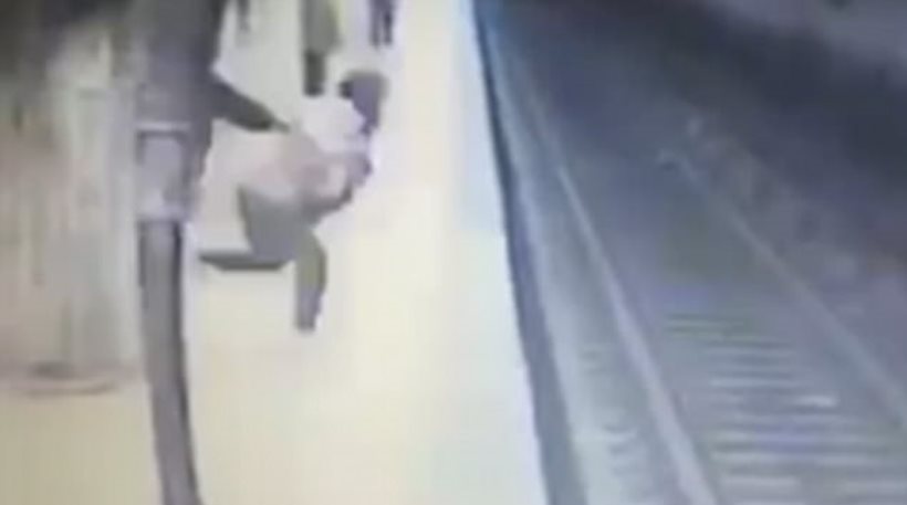 Βίντεο: Η στιγμή που γυναίκα σπρώχνει 25χρονη μπροστά σε συρμό του μετρό!