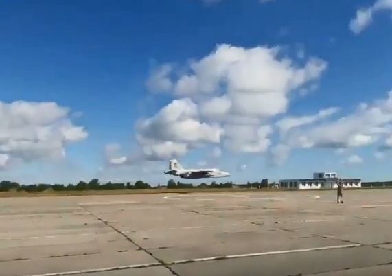 Su-25 σε low pass με ταχύτητα που «κόβει» την ανάσα!