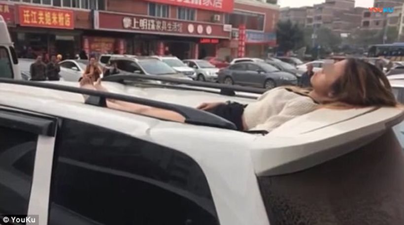 Βίντεο: Έπεσε από τον 10ο όροφο ξενοδοχείου και σώθηκε γιατί «προσγειώθηκε» σε αυτοκίνητο