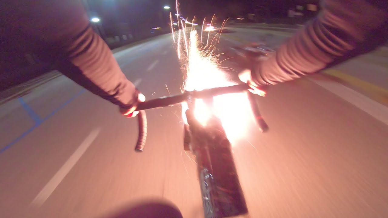 Ο ποδηλάτης με τις ρουκέτες επιτίθεται σε όσους τον ενοχλούν (βίντεο)