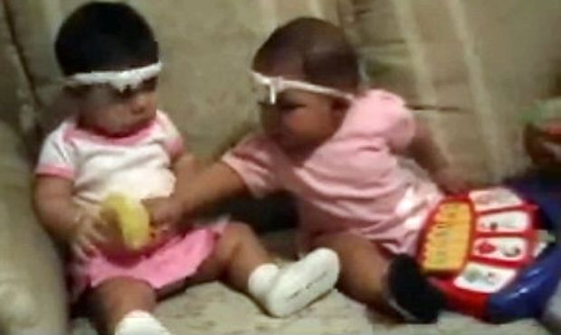 Βίντεο: Δείτε τι γίνεται όταν δυο μωρά μαλώνουν για τα παιχνίδια τους!