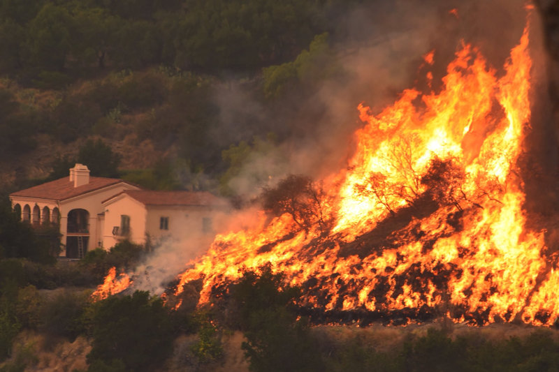 ΗΠΑ: Στις φλόγες η Σάντα Μπάρμπαρα – Απειλούνται ακόμα και σπίτια διασήμων (φωτό, βίντεο)