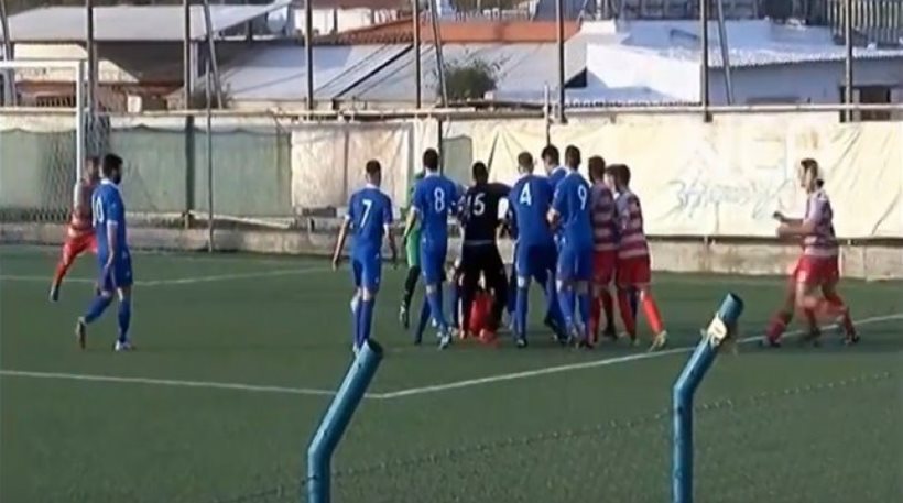 Βίντεο: Έγιναν «μαλλιά κουβάρια» σε ποδοσφαιρικό αγώνα στην Κρήτη