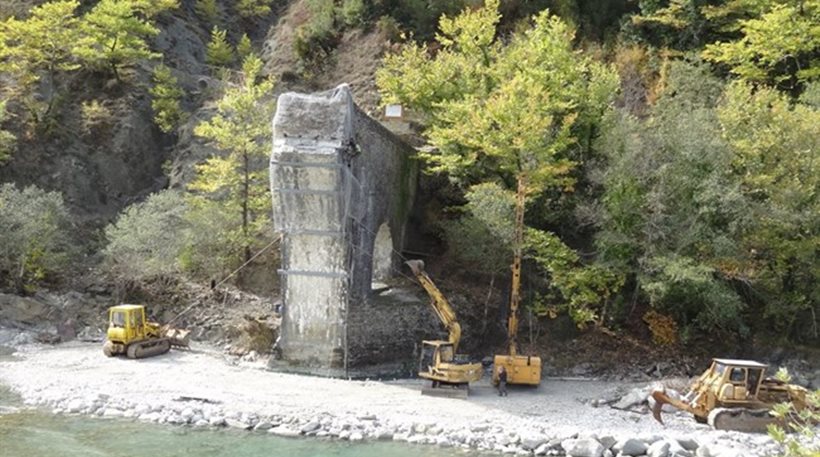 Ομαλά εξελίσσεται το έργο αποκατάστασης του γεφυριού της Πλάκας