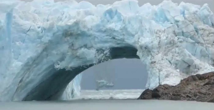 Τοξωτό τμήμα παγετώνα 70 μέτρα ύψος κατέρρευσε στην Αργεντινή (βίντεο)