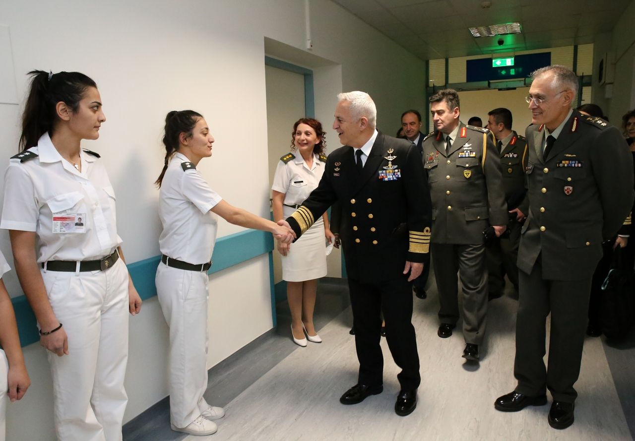 Ανταλλαγή Ευχών Α/ΓΕΕΘΑ με προσωπικό των ΕΔ και νοσηλευομένους στα στρατιωτικά νοσοκομεία της Αθήνας (φωτό)