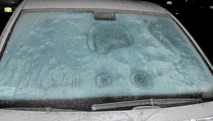 Το απίστευτο κόλπο για να φύγει ο πάγος από το παρμπρίζ του αυτοκινήτου σας (βίντεο)