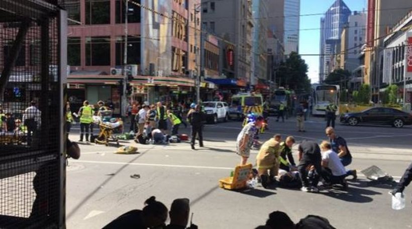 Σοκ στη Μελβούρνη: Αυτοκίνητο έπεσε πάνω σε πεζούς- Τουλάχιστον 16 τραυματίες (φωτό, βίντεο)
